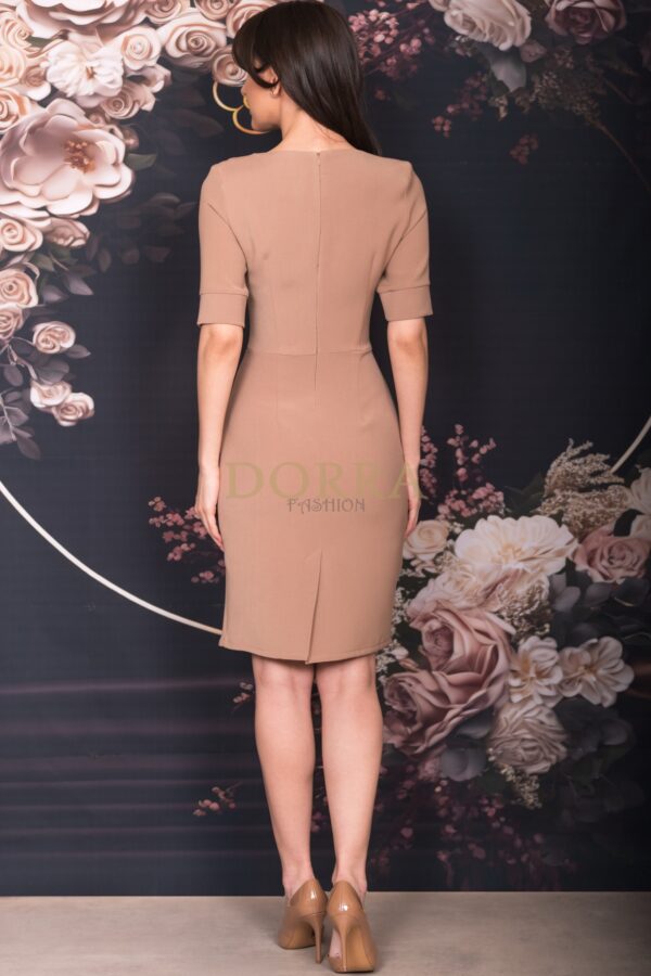 Rochie Nicoleta din jerse bej cu vipușcă neagră și nasturi decorativi - imagine 2