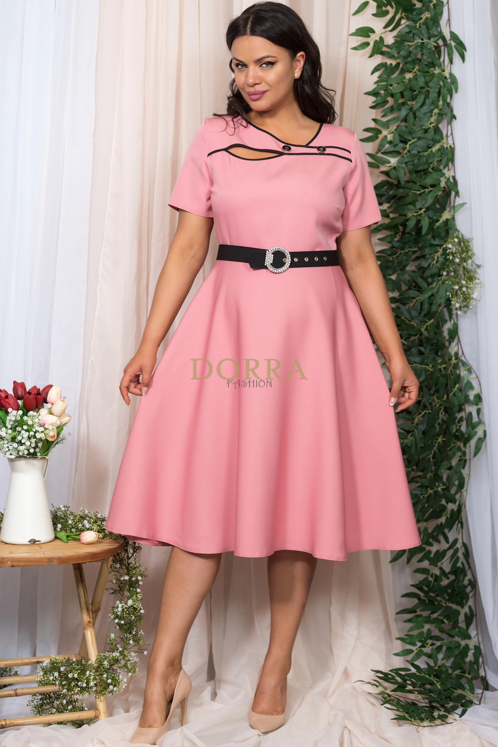 Rochie Riviera din stofă elastică roz pudră cu vipușcă neagră