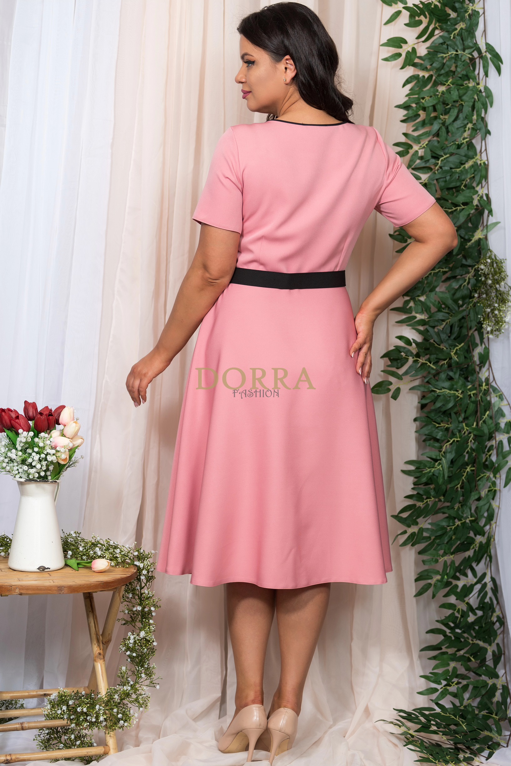 Rochie Riviera din stofă elastică roz pudră cu vipușcă neagră - imagine 2