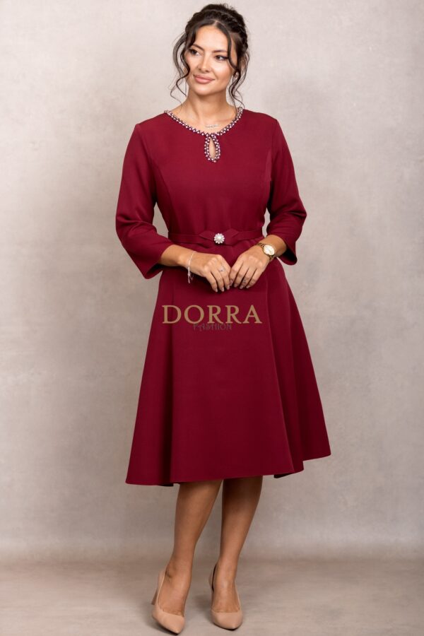 Rochie de ocazie Monicca din stofă grena cu strass-uri la decolteu