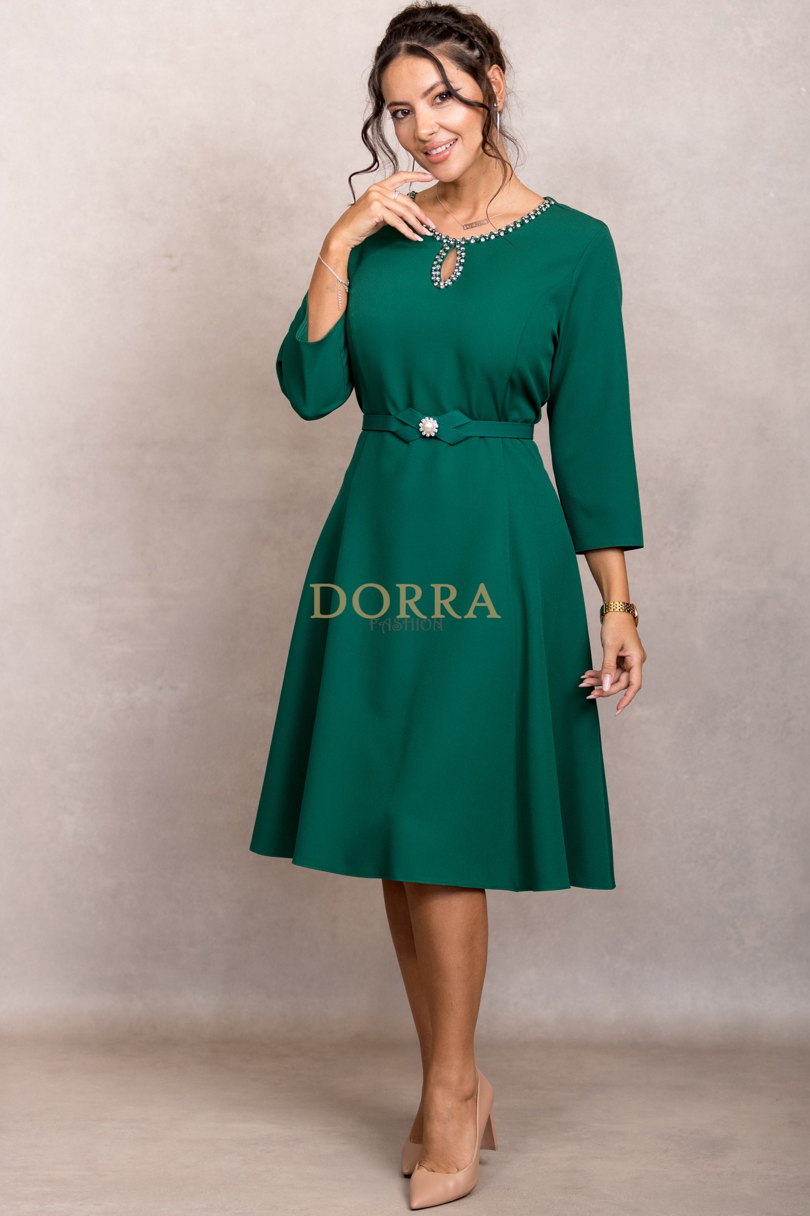 Rochie de ocazie Monicca din stofă verde cu strass-uri la decolteu