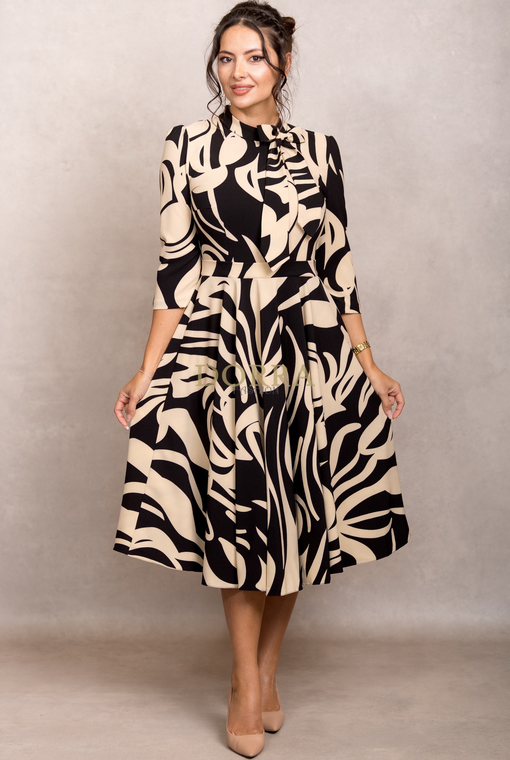 Rochie office Shila din stofă crem cu imprimeu abstract și fundă decorativă