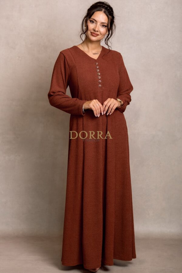Rochie lungă Medina din tricot cărămiziu cu nasturi și cordon