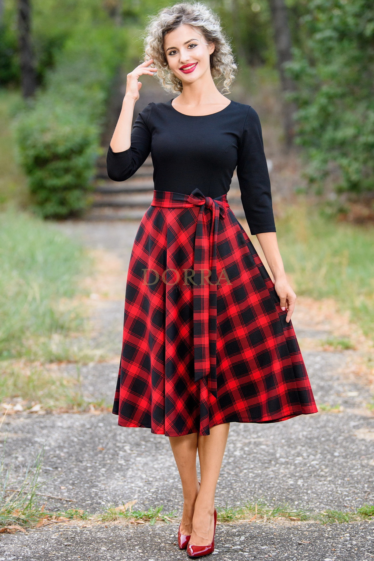Rochie midi Gabrielle din jerse de bumbac, top negru și fustă în carouri roșii