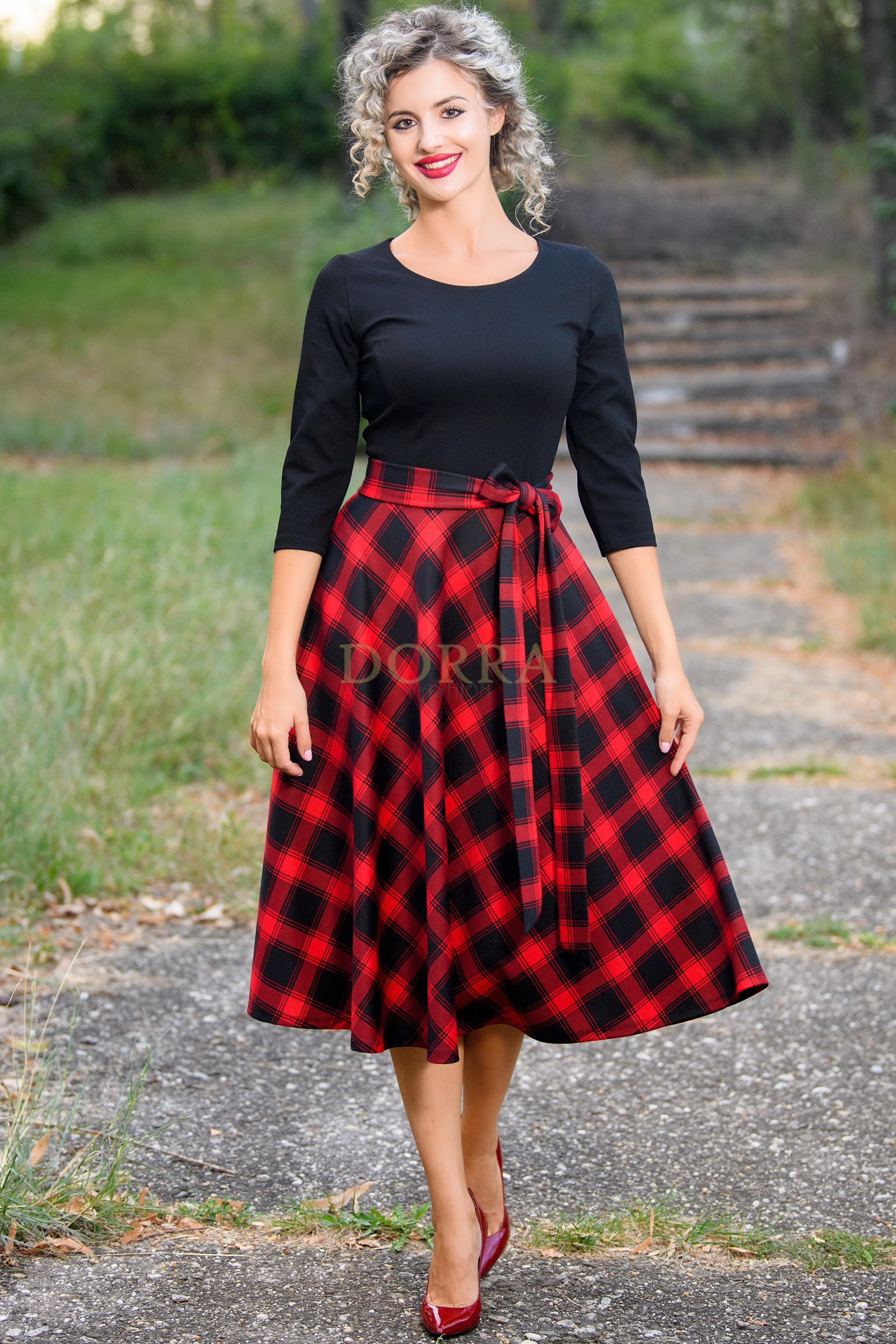 Rochie midi Gabrielle din jerse de bumbac, top negru și fustă în carouri roșii - imagine 4