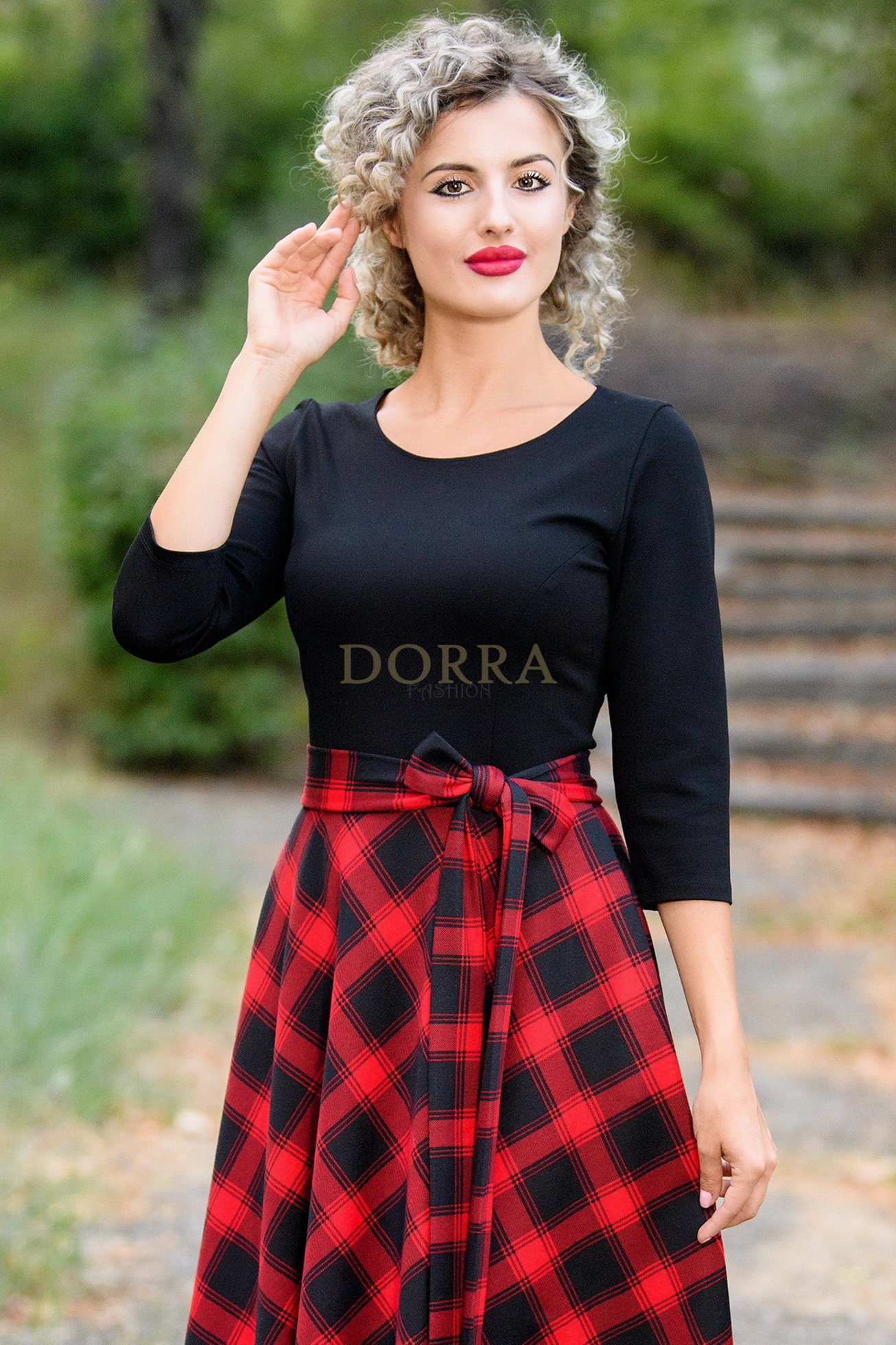 Rochie midi Gabrielle din jerse de bumbac, top negru și fustă în carouri roșii - imagine 2