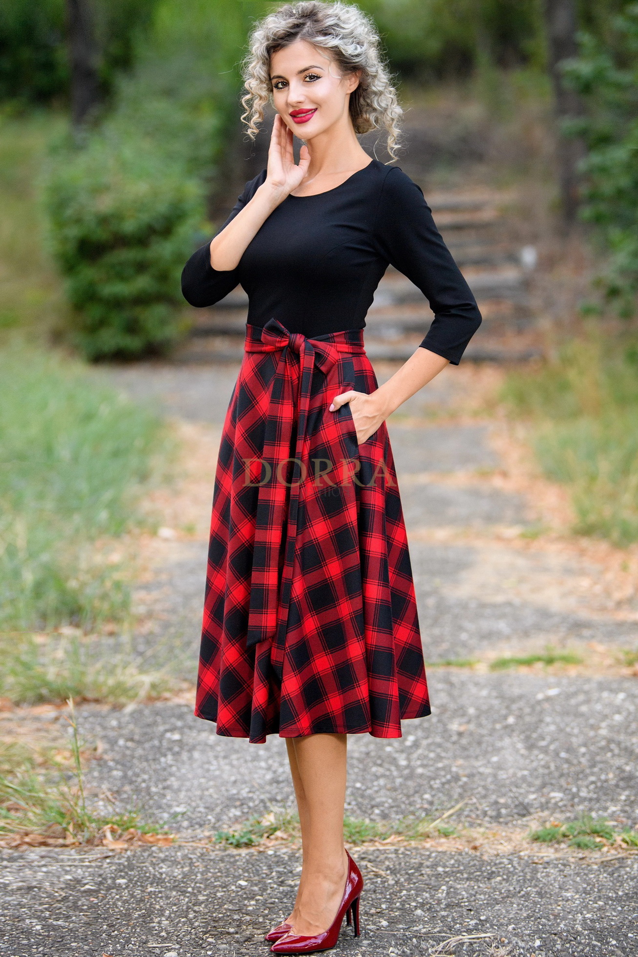 Rochie midi Gabrielle din jerse de bumbac, top negru și fustă în carouri roșii - imagine 3