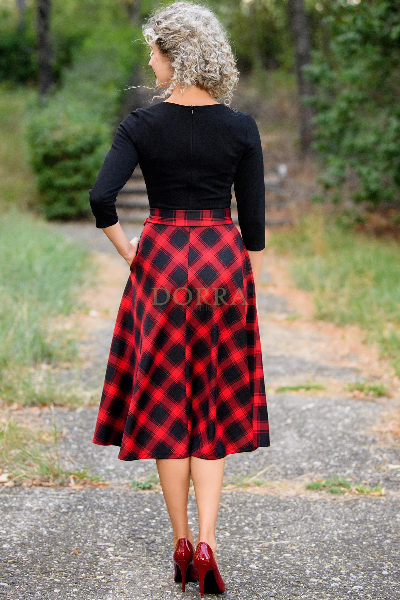 Rochie midi Gabrielle din jerse de bumbac, top negru și fustă în carouri roșii - imagine 5