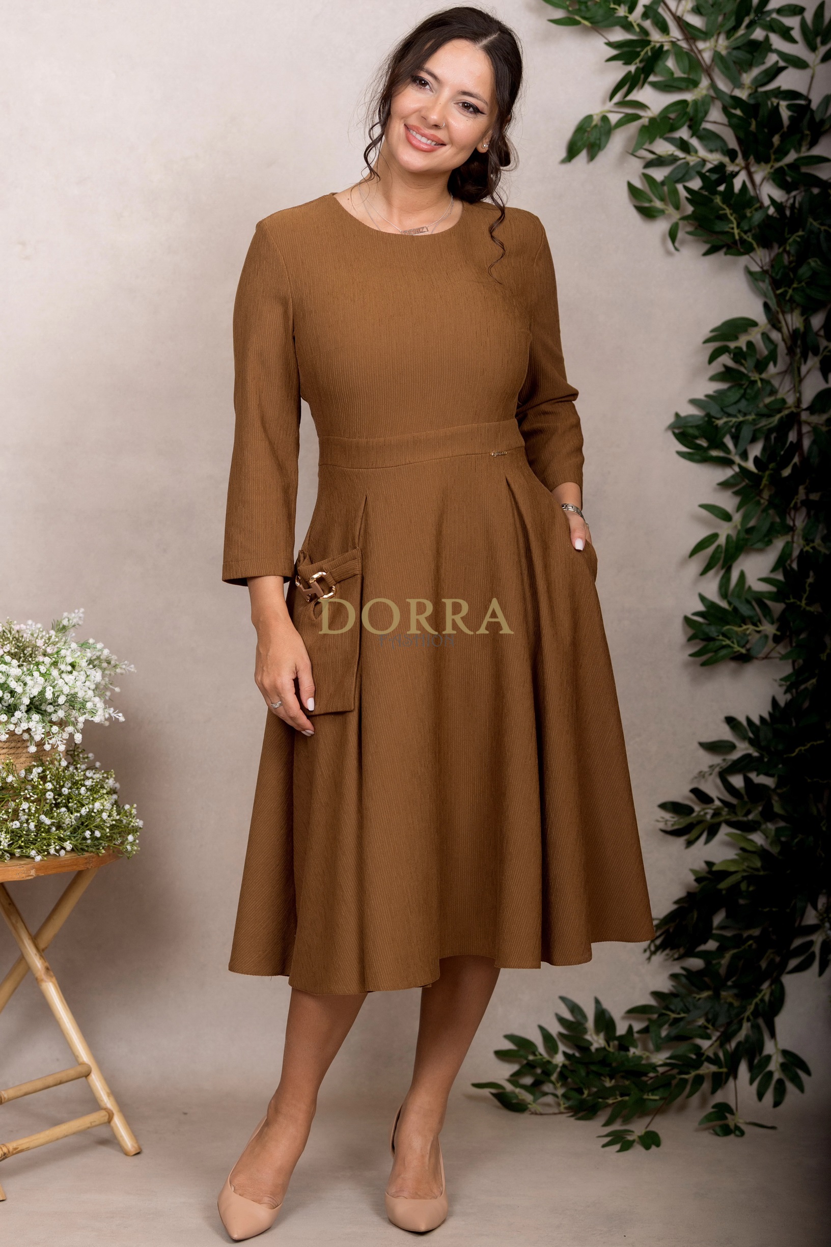 Rochie midi Sabrina din catifea reiată maro-cognac cu buzunar aplicat