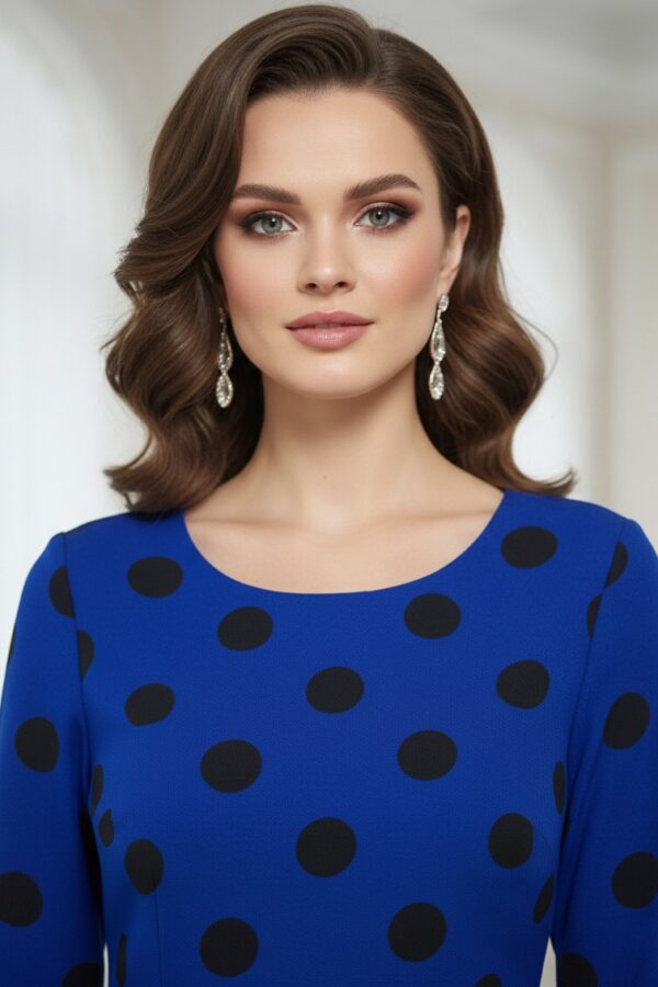 Rochie de zi Abril din jerse albastru cu buline negre - detaliu