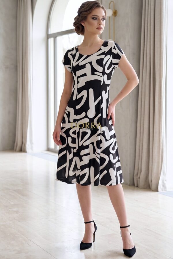 Rochie măsuri mari Diana din satin cu imprimeu abstract alb-negru - poză frontală