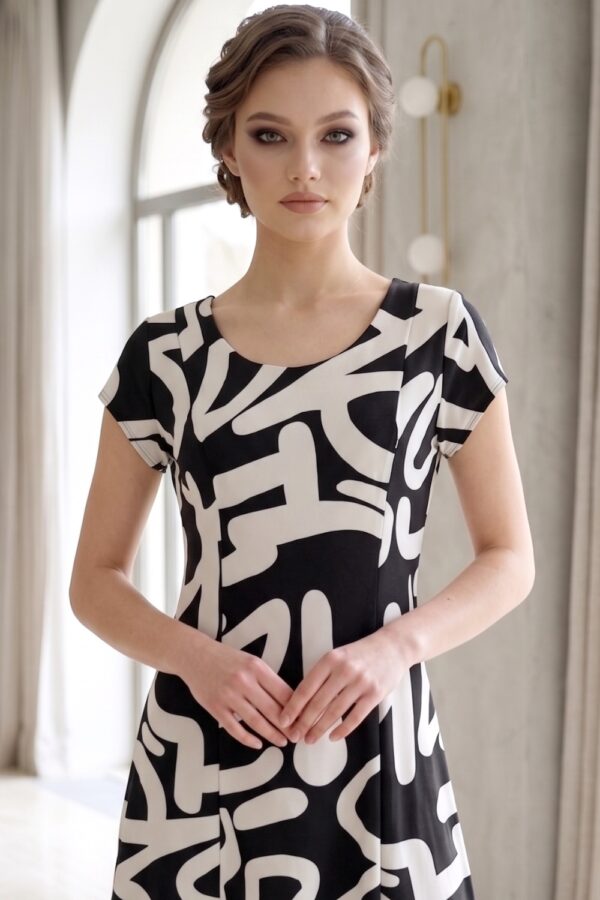 Rochie măsuri mari Diana din satin cu imprimeu abstract alb-negru - detaliu