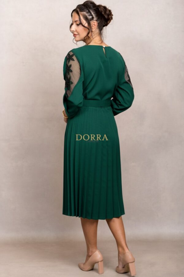 Rochie de ocazie Edith din stofă verde cu mâneci din tull brodat și fustă plisată