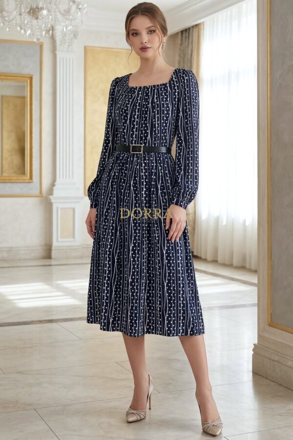 Rochie Illusion din tripluvoal bleumarin cu buline și decolteu pătrat - poză frontală