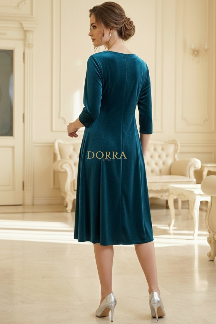 Rochie de ocazie Medeea din catifea turquoise cu aplicație la decolteu - detaliu