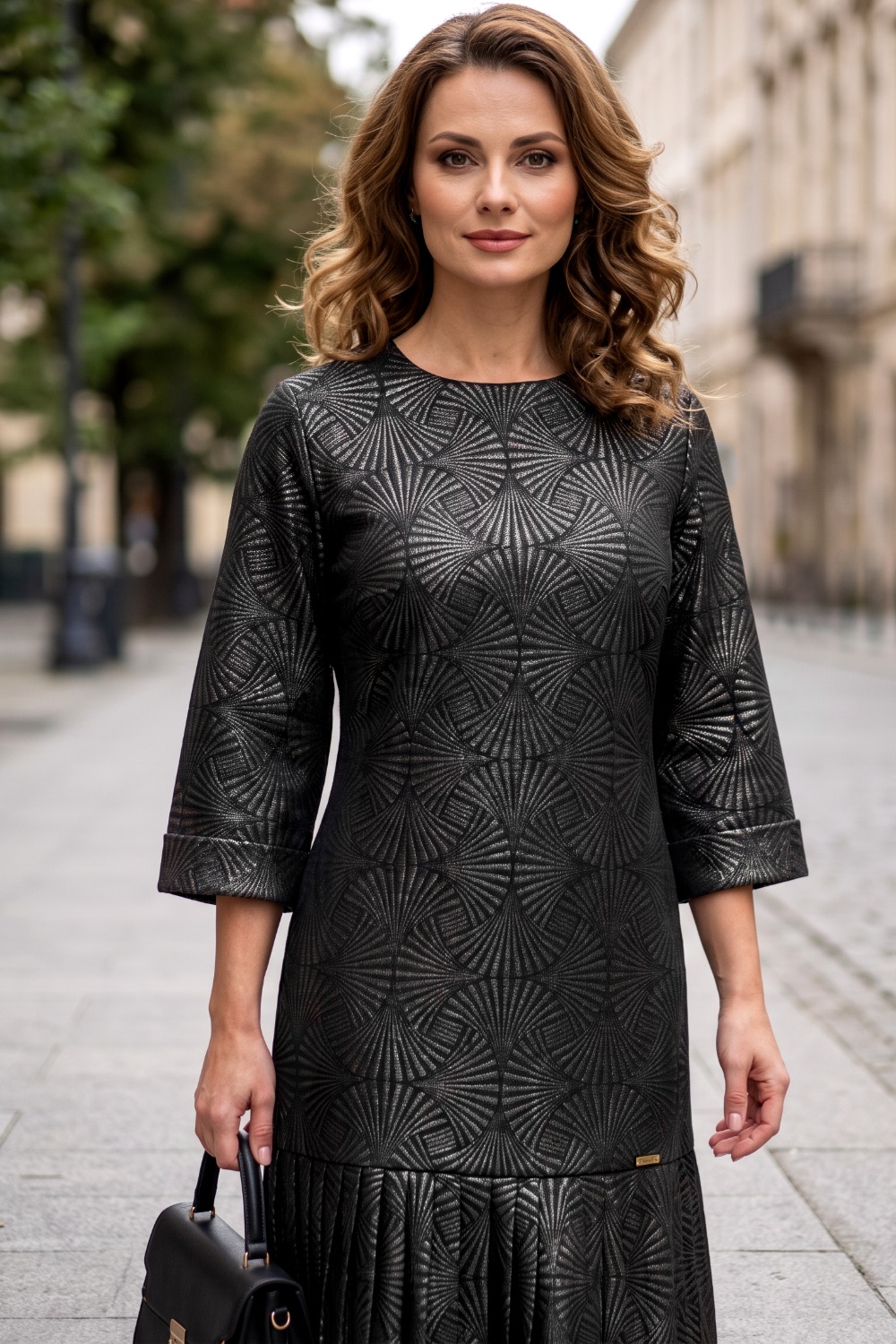 Rochie de ocazie Patty din stofă neagră cu imprimeu metalizat și volan plisat - detaliu frontal